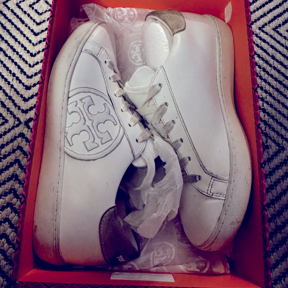 TORY BURCH T-LOGO SNEAKER
Calf leather/suede
7 1/2
lightly Worn